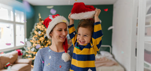 alleinerziehende mutter feiert weihnachten mit ihrem jungen - 2 3 months mother child family stock-fotos und bilder