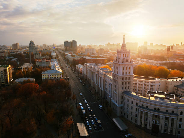 serata autunno voronezh, vista aerea. torre di gestione della ferrovia sud-est e prospettiva rivoluzione - autumn clock roof colors foto e immagini stock