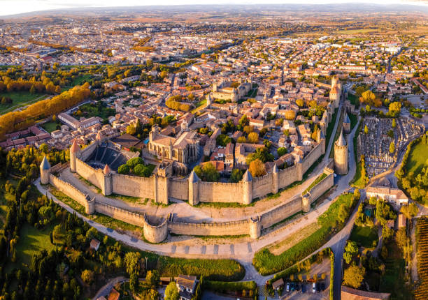 widok z lotu ptaka na carcassonne, francuskie ufortyfikowane miasto w departamencie aude, w regionie occitanie - fort fortified wall castle stone zdjęcia i obrazy z banku zdjęć