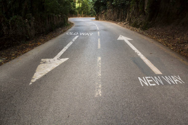 carretera con la inscripción old way, new way with direccional arrows. concepto de cambio, mejora y autodesabierta - decisions nature road street fotografías e imágenes de stock