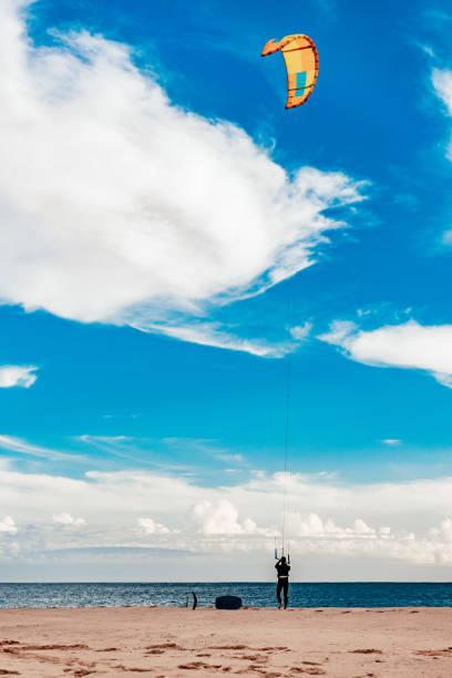 questo è kite foiling – praia do martinhal, sagres, portogallo - sagres foto e immagini stock