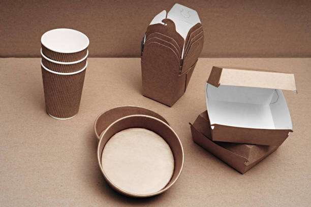 un conjunto de papel y madera, vajilla desechable respetuosa con el medio ambiente y biodegradable. comida rápida, café. - 11681 fotografías e imágenes de stock