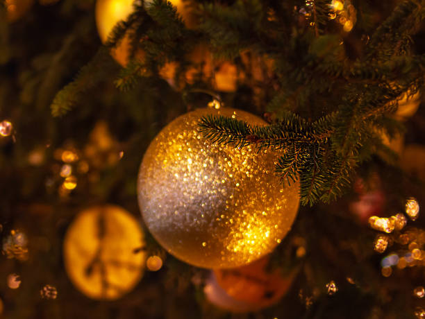 christmas tree with golden balls with bokeh of lights and ornaments at famous traditional christmas market (christkindlmarkt) at merano, south tyrol/italy (meran, südtirol) - merano stock-fotos und bilder