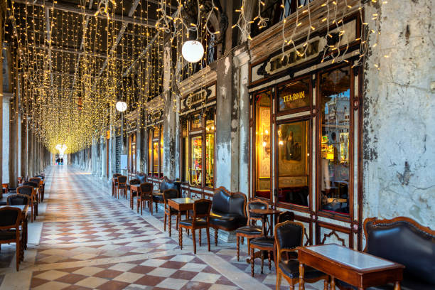 café florian sur la piazza san marco ou la place saint-marc à venise - resting place photos et images de collection