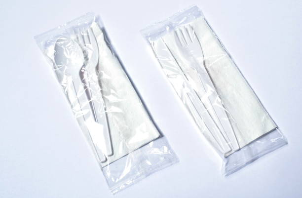cucchiaio di plastica e forchetta con coltello per singolo utilizzato in confezione su sfondo bianco - spoon plastic isolated white foto e immagini stock
