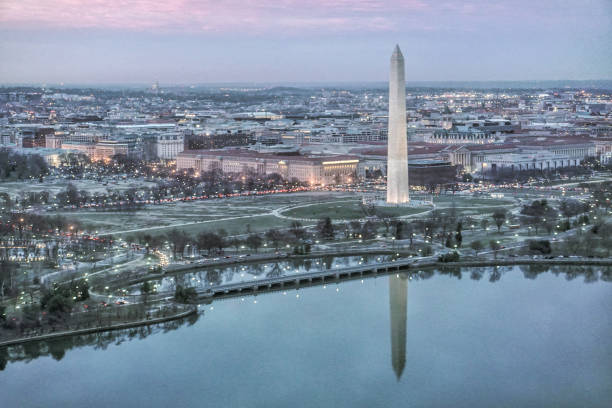 foto di stock aereo del washington monument, casa bianca e washington d.c. al tramonto - capitol hill voting dome state capitol building foto e immagini stock