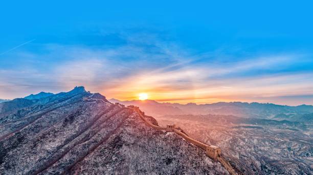 the view of the great wall in winter - simatai imagens e fotografias de stock