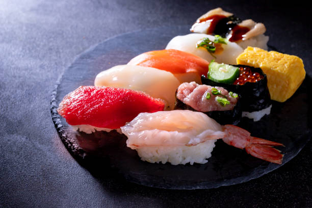 sashimi sushi set en plato comida japonesa - nigiri fotografías e imágenes de stock