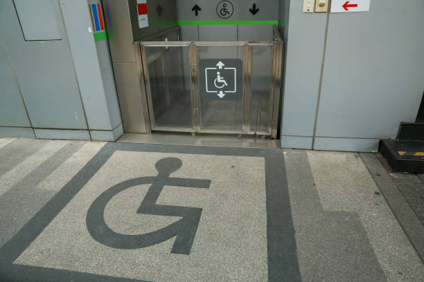 ascensore per persone con disabilità. i disabili si sollevano vicino alla moderna struttura dell'appartamento. l'ascensore speciale per i disabili all'ingresso del soggiorno. attrezzatura con la sedia a rotelle. - disablement foto e immagini stock