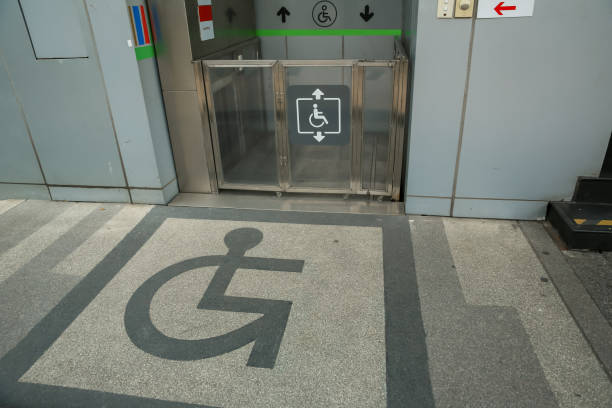 elevador para pessoas com deficiência. pessoas com deficiência levantam perto de apartamentos modernos. o elevador especial para deficientes na entrada da casa de estar. equipamento com cadeira de rodas. - disablement - fotografias e filmes do acervo