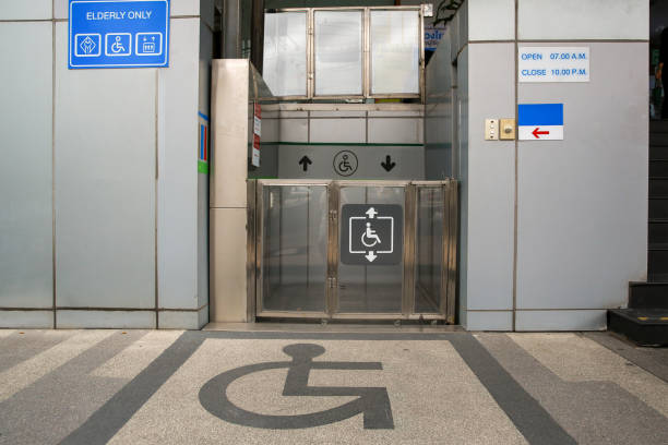 ascensore per persone con disabilità. i disabili si sollevano vicino alla moderna struttura dell'appartamento. l'ascensore speciale per i disabili all'ingresso del soggiorno. attrezzatura con la sedia a rotelle. - disablement foto e immagini stock