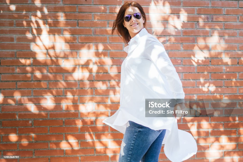 Hermosa Mujer Vestir Chaqueta Negra Camisa Blanca Y Gafas De Sol Oscuras Tocando Su Pelo Liso Oscuro Modo De Vida Estilo Urbano De La Calle Foto de stock y más banco de Hermosa Mujer Vestir Chaqueta Negra Camisa Blanca Y Gafas De Sol Oscuras Tocando Su Pelo Liso Oscuro Modo De Vida Estilo Urbano De La Calle Foto de stock y más banco de