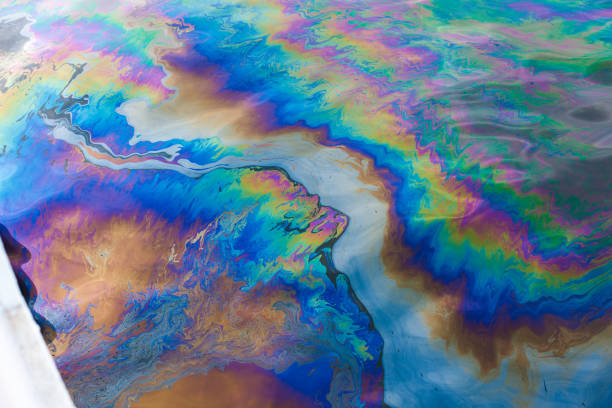 petrolio che fuoriesca dalla corazzata affondata arizona, pearl harbor, oahu, hawaii - oil slick foto e immagini stock