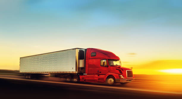 semi-camion de conteneur de cargaison se déplaçant sur une route de campagne de la floride - semi truck truck highway red photos et images de collection