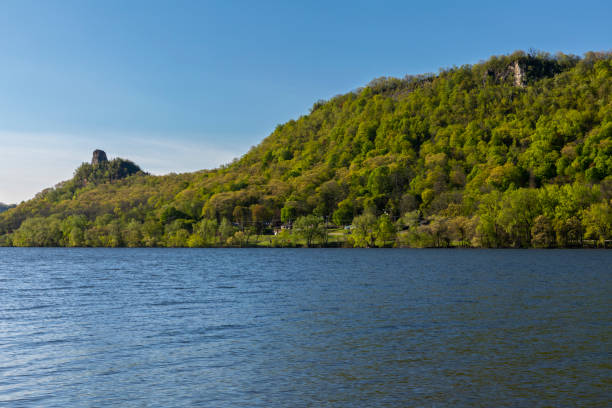 lac winona au printemps - winona photos et images de collection