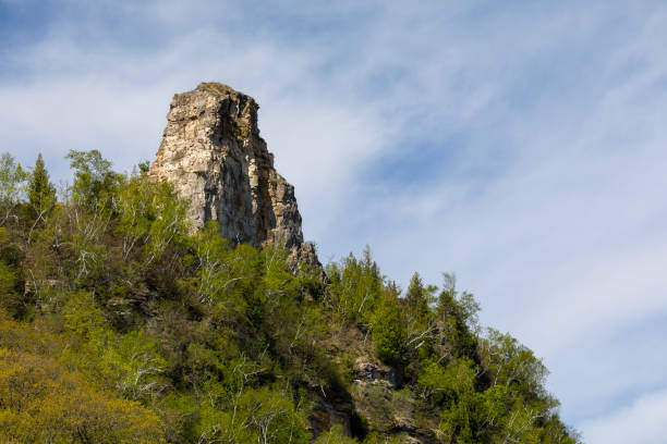 sugar loaf rock au printemps - winona photos et images de collection