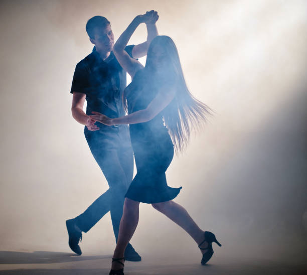 Couple attrayant de jeunes danseurs exécutent la danse latino-américaine - Photo