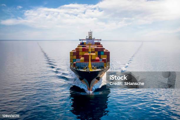 Aerial Front View Of A Loaded Container Cargo Vessel - Fotografias de stock e mais imagens de Transporte de mercadoria