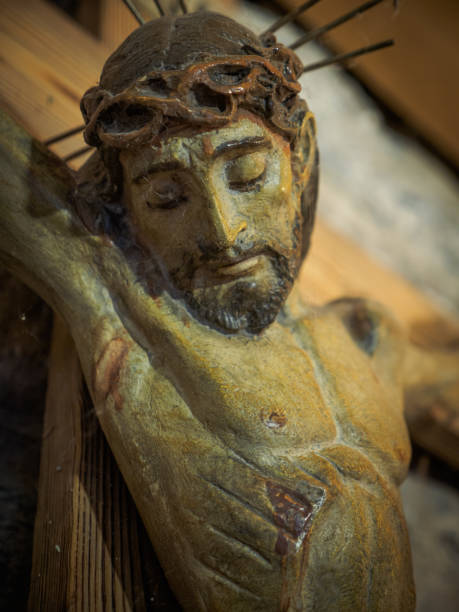 primo piano di una scultura in legno di gesù cristo sulla croce, stile romanico. - jesus christ cross old statue foto e immagini stock