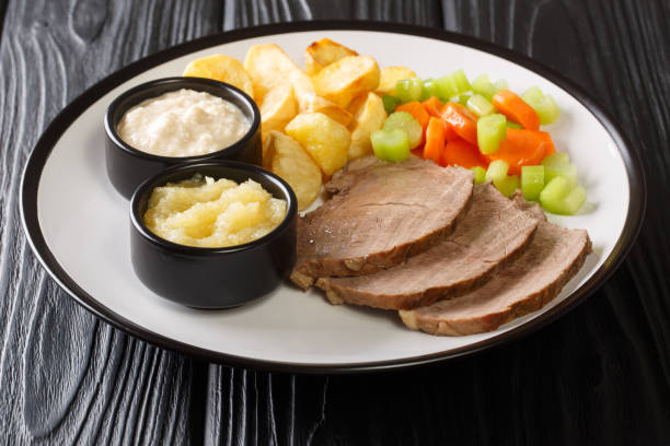 tafelspitz viena's favorite cut of boiled beef with traditional accompaniments close-up em um prato. horizontal - accompaniments - fotografias e filmes do acervo