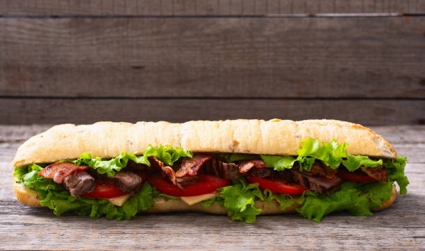 sanduíche com queijo de carne lattuce e tomate - lattuce - fotografias e filmes do acervo