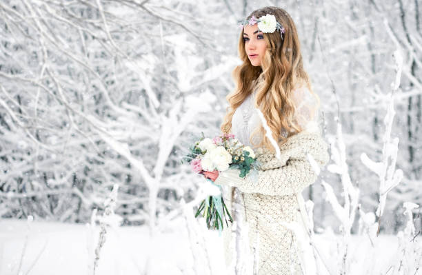 uma jovem bonita na floresta de neve de inverno ao ar livre com lindas flores na cabeça. - christmas wedding bride winter - fotografias e filmes do acervo