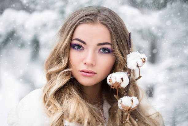 winter braut in einem verschneiten wald mit einem baumwollzweig. - christmas wedding bride winter stock-fotos und bilder