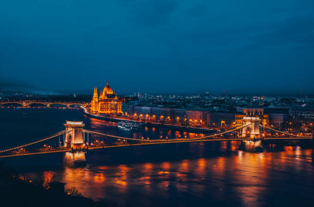 budapest by night -panorama - budapest parliament building chain bridge night imagens e fotografias de stock