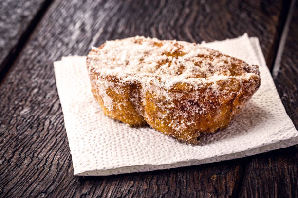 rebanadas de pan frito o al horno con azúcar y canela, conocido como rebanada de oro, rebanada de cordero, tostadas francesas, pan huevo, tostadas francesas, "dolor perdu". postre de navidad - pan perdu fotografías e imágenes de stock