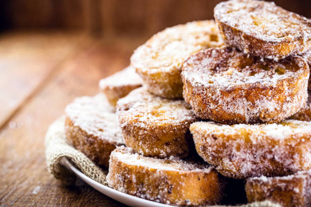 postre de pan conocido como rebanada de oro, rebanada de cordero, tostadas francesas, pan de huevo, tostadas francesas, "u201cpain perdu"u201d. postre casero típico dob "u200b"u200brasil, portugal, inglaterra y españa - pan perdu fotografías e imágenes de stock