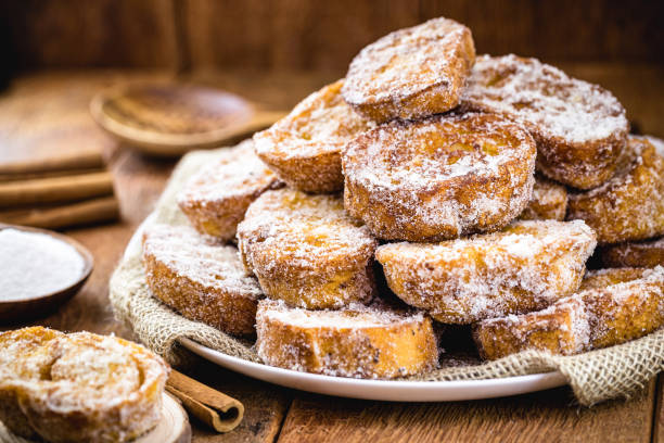 postre de pan conocido como rebanada de oro, rebanada de cordero, tostadas francesas, pan de huevo, tostadas francesas, "u201cpain perdu"u201d. postre casero típico dob "u200b"u200brasil, portugal, inglaterra y españa - pan perdu fotografías e imágenes de stock