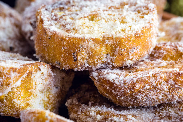 postre de pan conocido como rebanada de oro, rebanada de cordero, tostadas francesas, pan huevo, tostadas francesas, dolor perdu - pan perdu fotografías e imágenes de stock