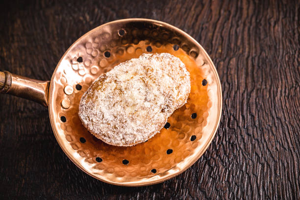 postre de pan frito o al horno con azúcar y canela, conocido como rebanada de oro, rebanada de cordero, tostadas francesas, pan huevo, tostadas francesas, "dolor perdu". skimmer de cobre rústico - pan perdu fotografías e imágenes de stock