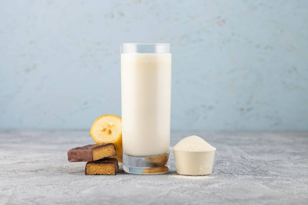 shake de sport de protéine - smoothie banana smoothie milk shake banana photos et images de collection