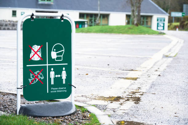 social distancing sign shop customers to respect and stay safe - letter m fotos imagens e fotografias de stock