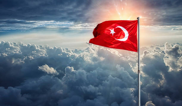 bandera turca al atardecer, cielo nublado - bandera turca fotografías e imágenes de stock