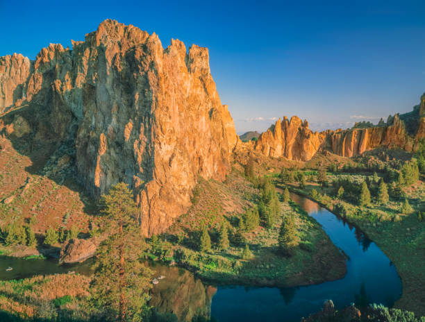 la gorge de la rivière crooked et les falaises érodées de smith rock - crooked river photos et images de collection