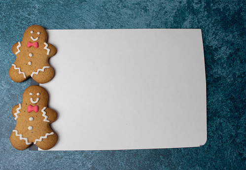 Christmas backgrounds: homemade gingerbread cookies with copy space