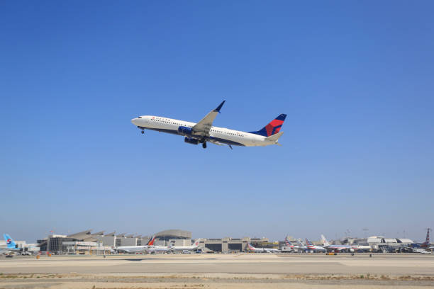 lax 공항의 델타항공 보잉 737-932er 항공기 - delta air lines 뉴스 사진 이미지