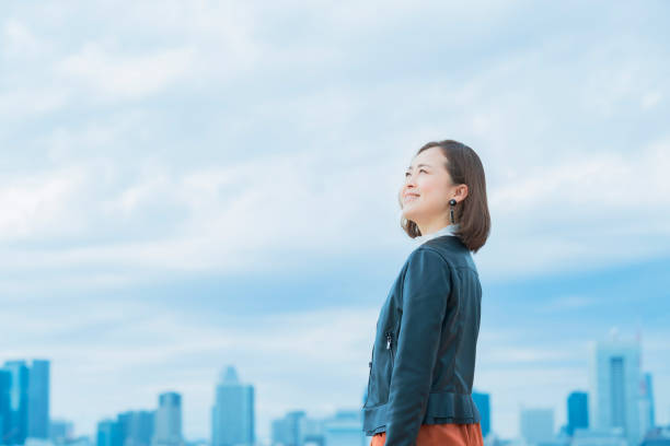 femme asiatique regardant vers le haut au ciel - japan tokyo prefecture city women photos et images de collection