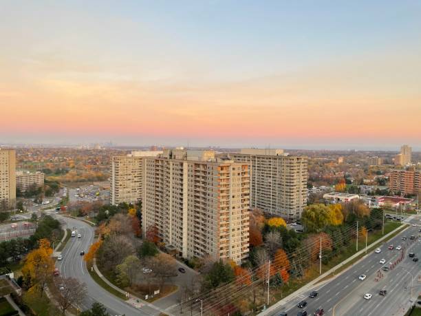 quartiere canadese originale a mississauga guardando verso toronto - toronto skyline cn tower night foto e immagini stock