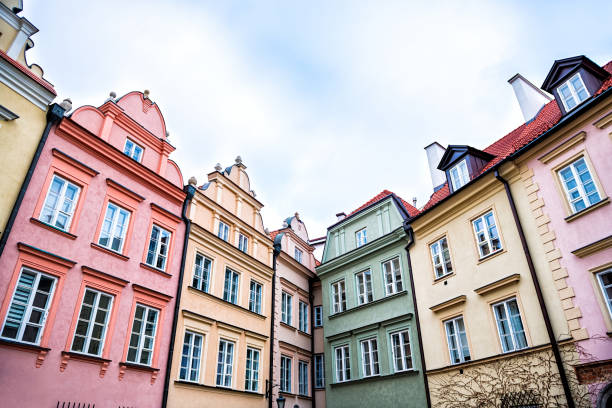 ワルシャワ、ポーランド歴史的なストリートタウン建築の窓と古い町の広場ピンク、黄色のヴィンテージカラーカラフルなアパートの建物の多色パターン - warsaw old town square ストックフォトと画像
