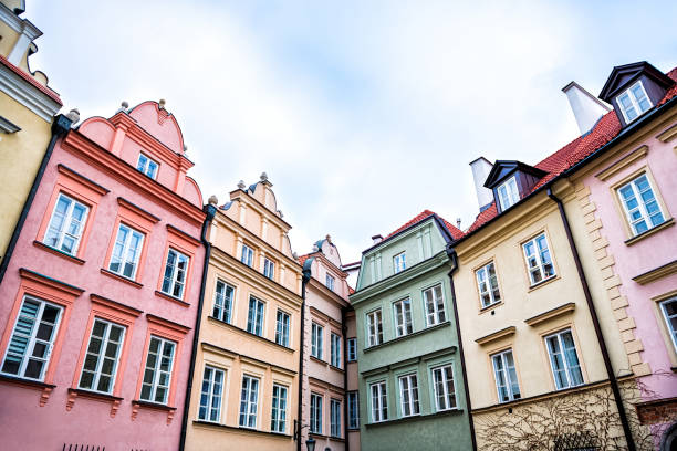 varsóvia, polônia praça da cidade antiga com arquitetura histórica da cidade de rua janelas padrão multicolorido de rosa, amarelo vintage colorido edifícios de apartamentos coloridos - restore ancient ways - fotografias e filmes do acervo