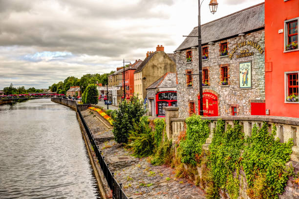 исторические здания в килкенни ирландия - kilkenny city стоковые фото и изображения