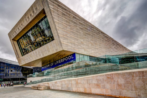 blick auf das royal liver building, das liverpool museum und die skyline entlang der ufer der liverpooler uferpromenade - museum of liverpool stock-fotos und bilder