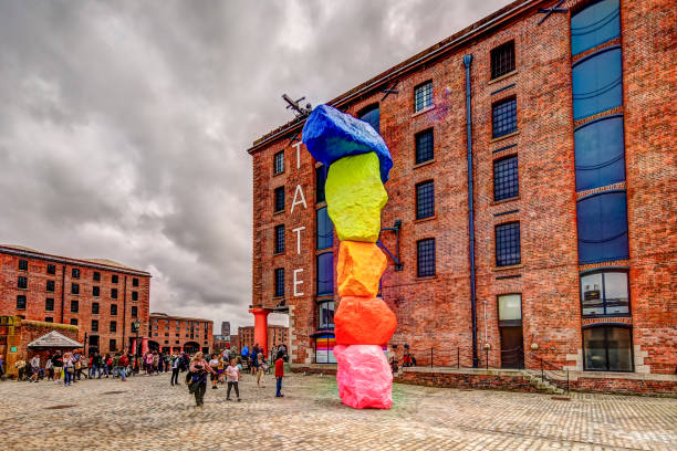 tate museum e gli edifici circostanti intorno al quartiere dei moli del merseyside a liverpool. - river mersey foto e immagini stock