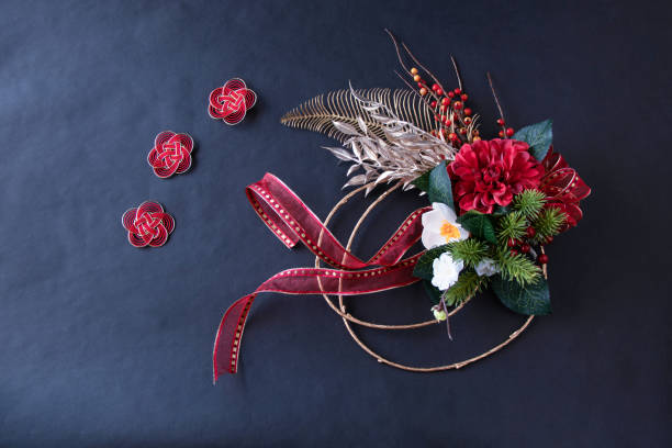 ダリアとツバキと金の葉---日本の新年の花輪