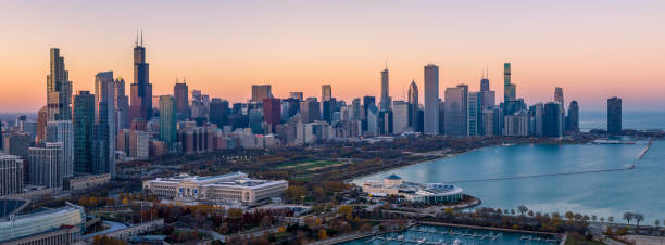 panorama do horizonte de chicago no pôr do sol - trump tower - fotografias e filmes do acervo