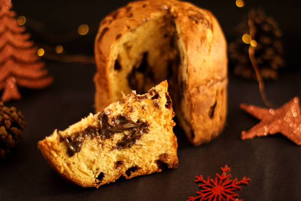 panettone de chocolate / panetone estilo brasileiro com recheio de chocolate - chocotone - fotografias e filmes do acervo