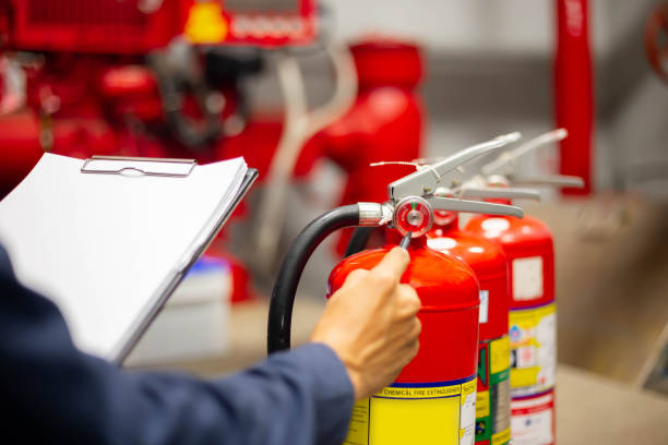 engenheiro verificando sistema de controle de incêndio industrial, controlador de alarme de incêndio, notificador de incêndio, anti fogo. sistema pronto em caso de incêndio. - house burning color image danger - fotografias e filmes do acervo